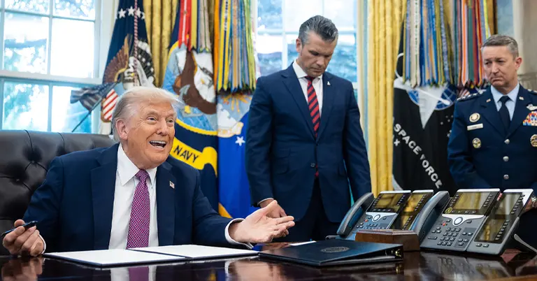 ডোনাল্ড ট্রাম্প, পিট হেগসেথ ও ড্যান কেইন